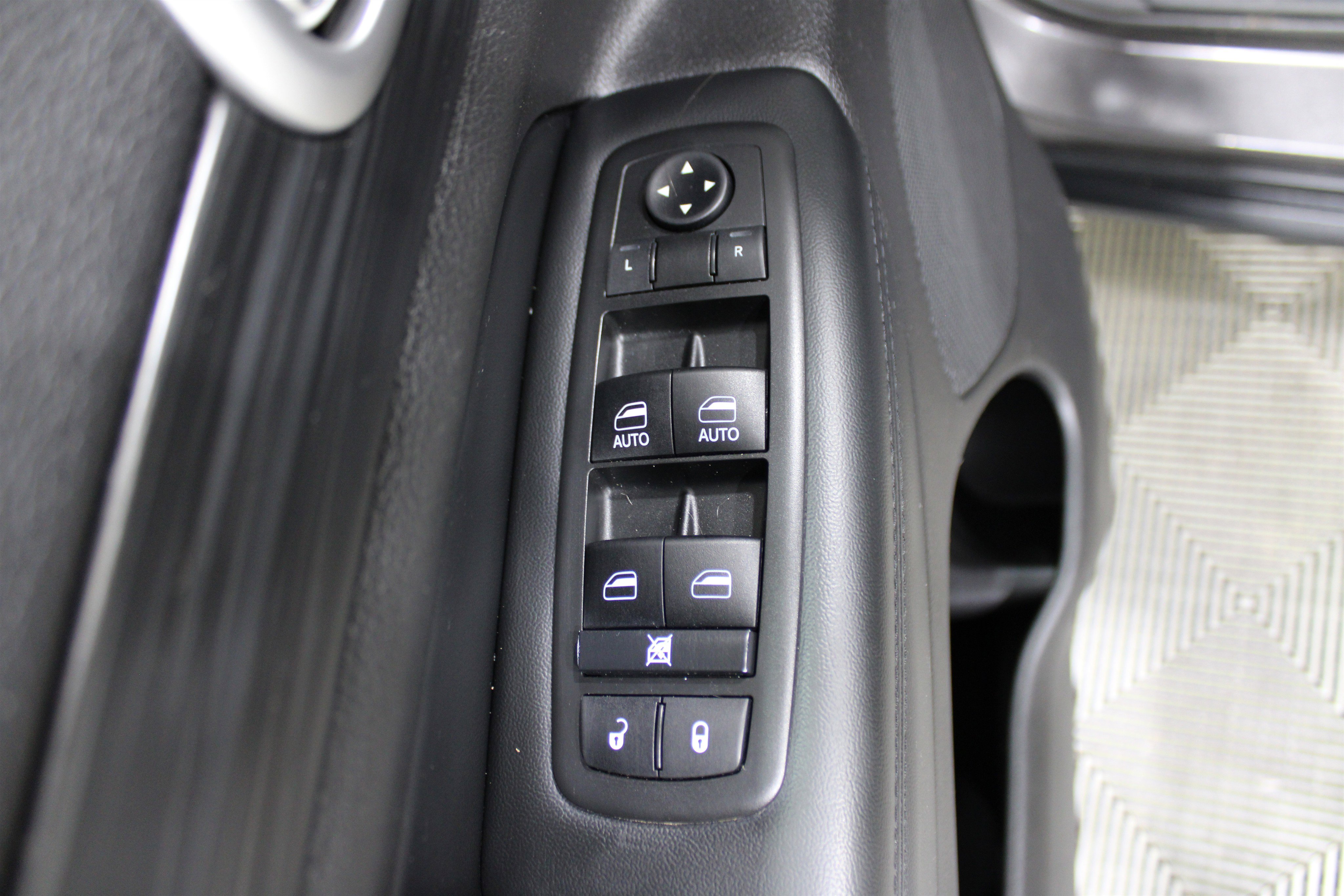 2019 Jeep Grand Cherokee Laredo E photo 6