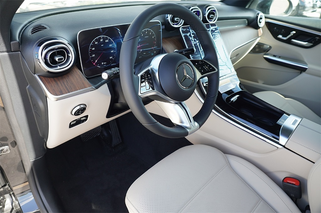 2025 Mercedes Benz GLC 300 photo 18