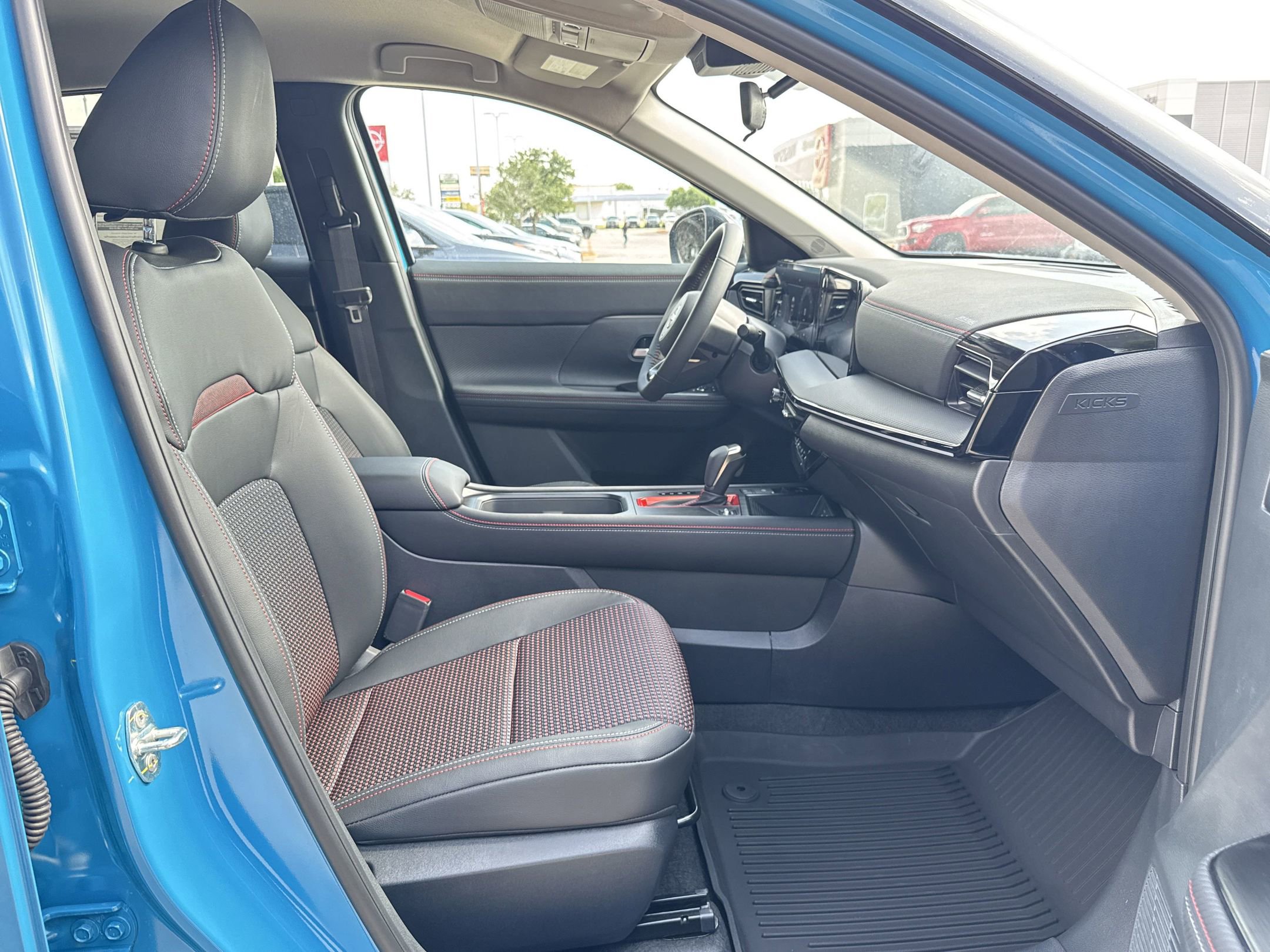 2025 Nissan Kicks SR photo 16