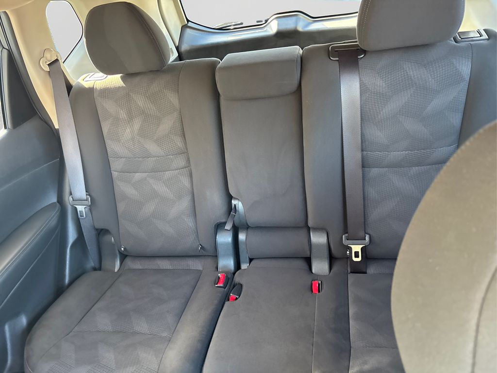 2016 Nissan Rogue SV photo 17
