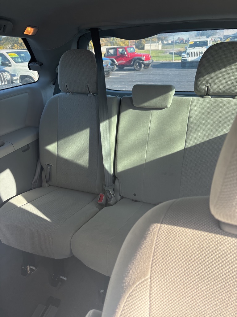 2014 Toyota Sienna L photo 3