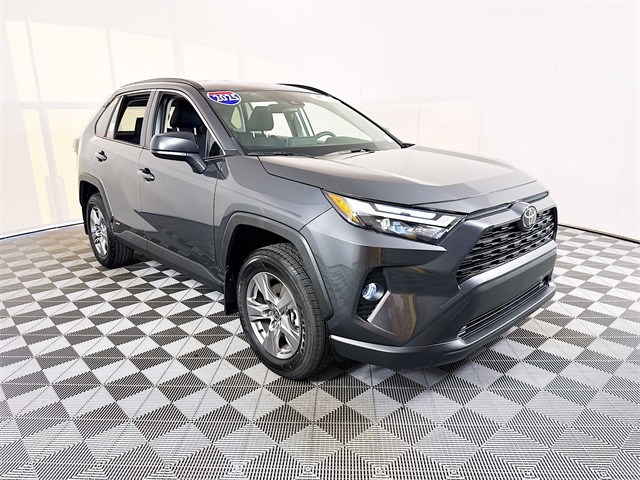 2025 Toyota RAV4 LE's photo