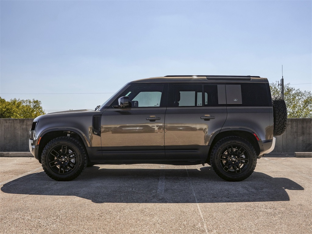 2024 Land Rover Defender 110 S photo 3