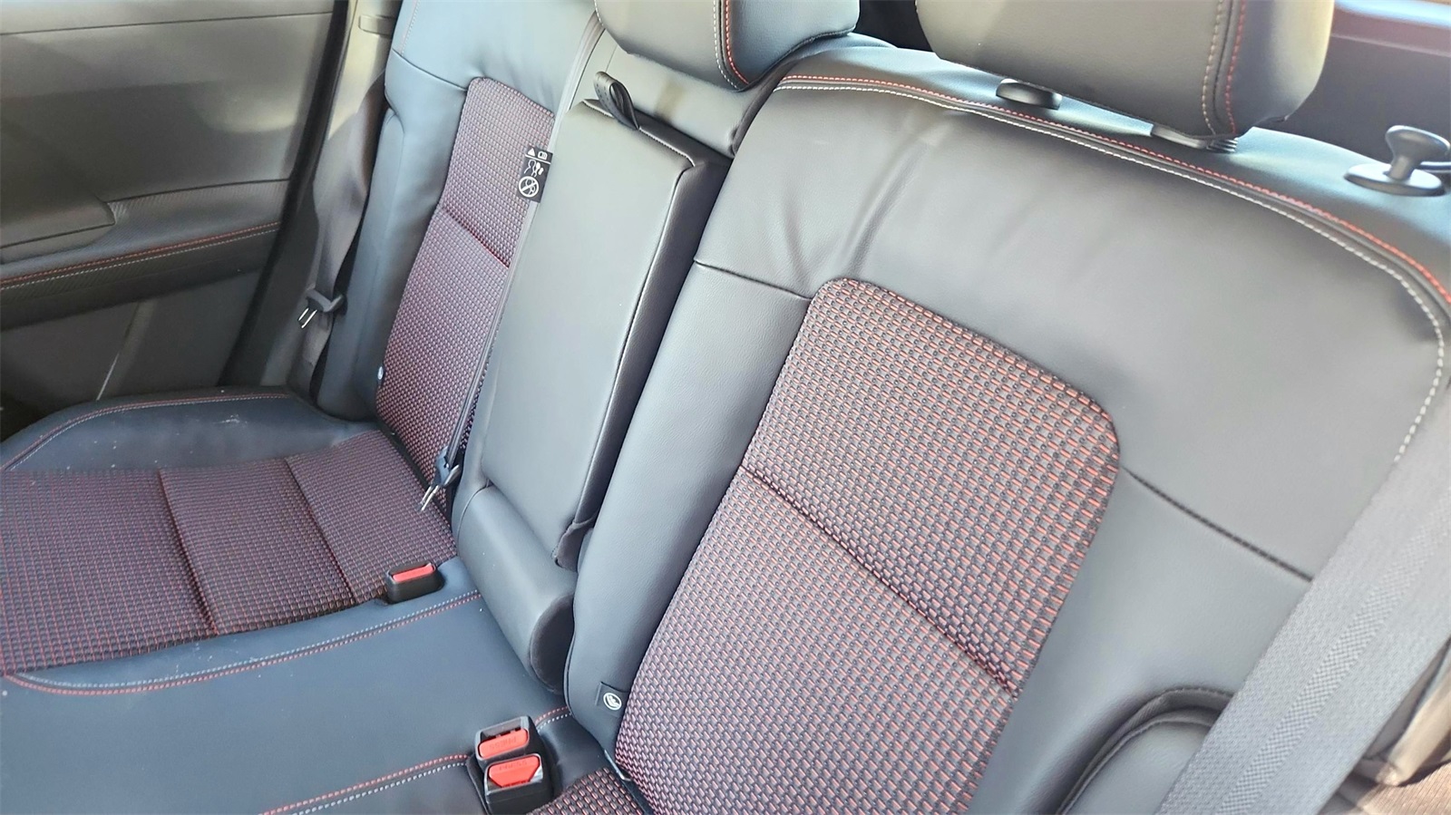 2025 Nissan Kicks SR photo 17