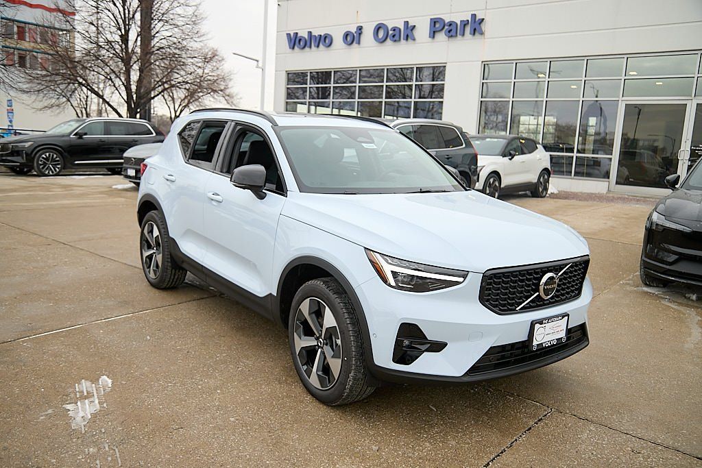 2026 VOLVO XC40 - Image 3
