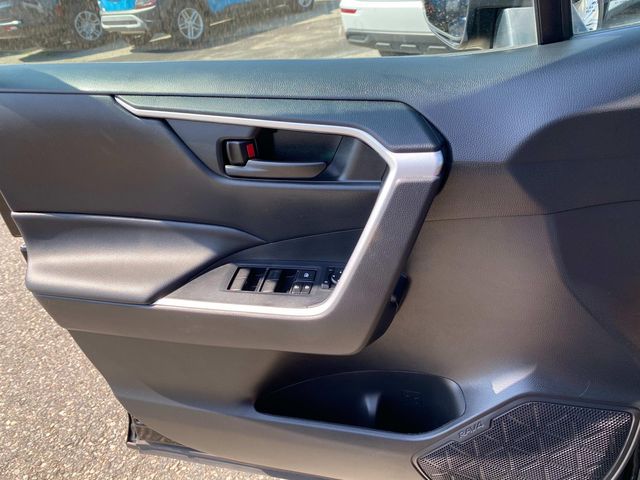 2022 Toyota RAV4 LE photo 18