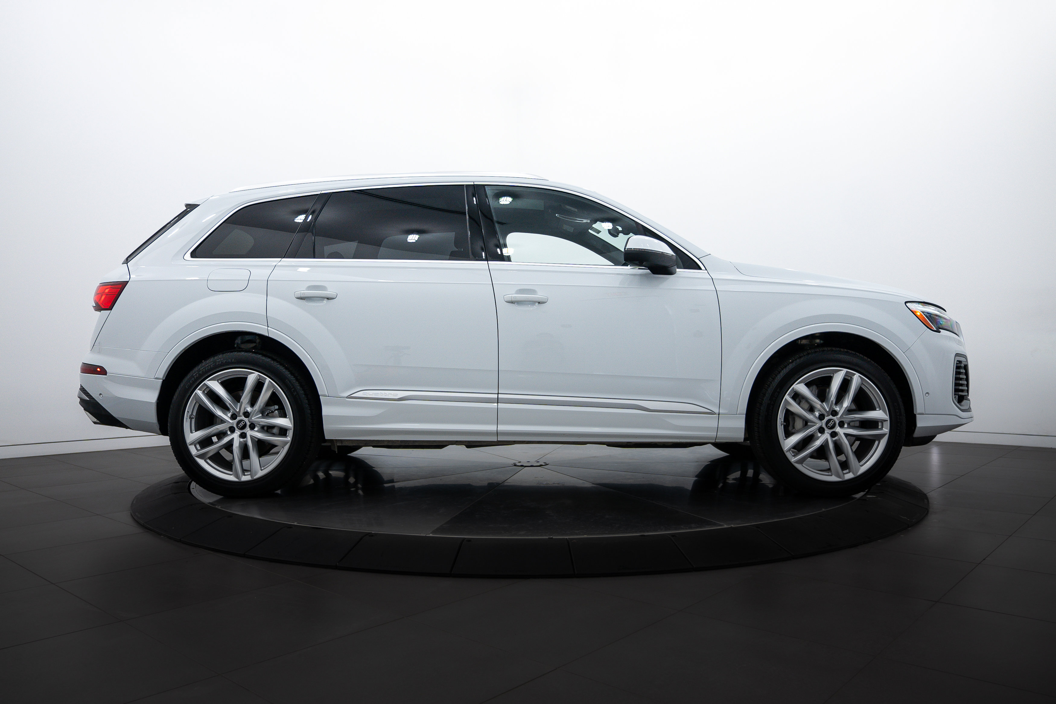 2025 Audi Q7 Premium Plus photo 2