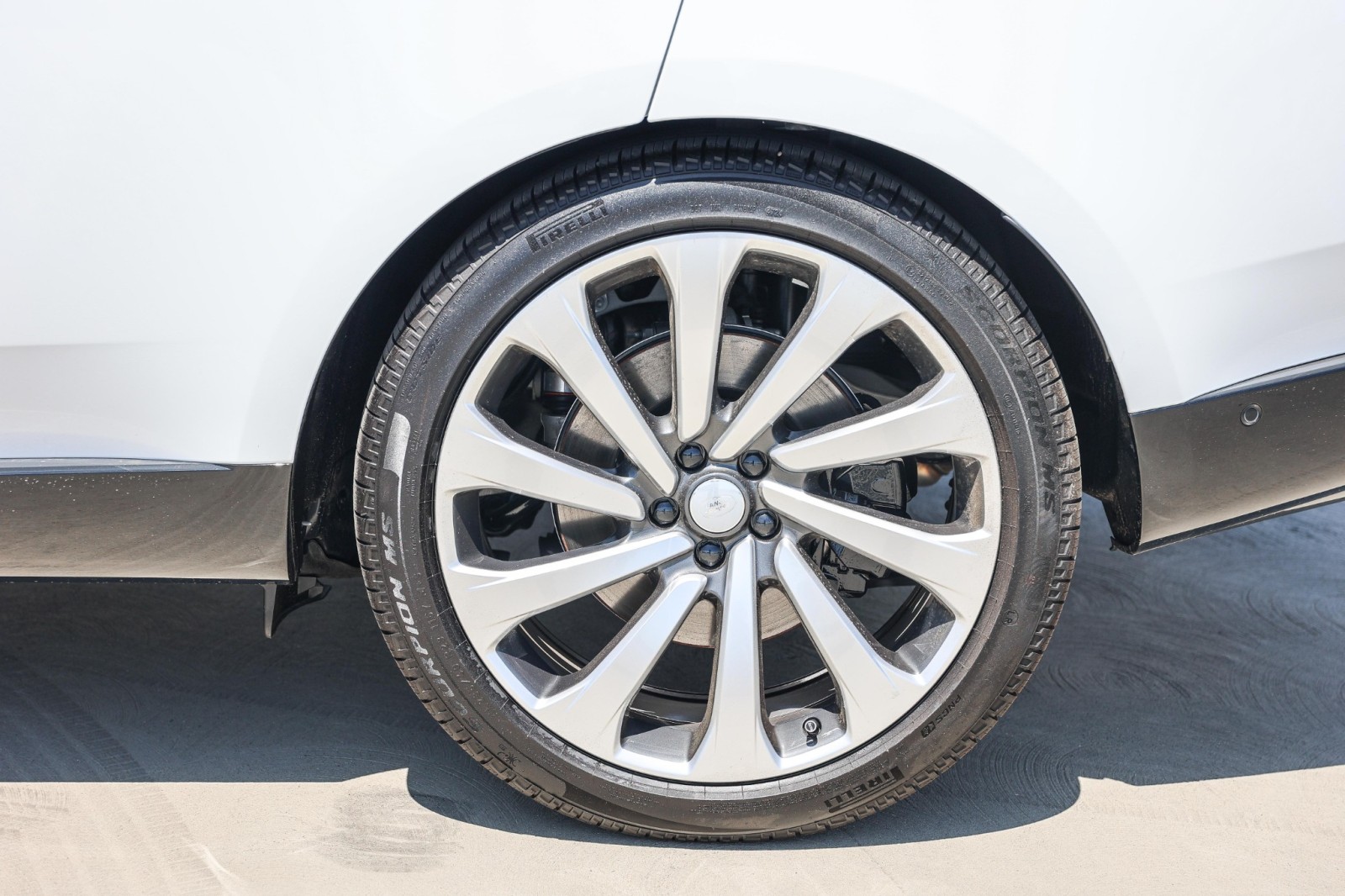 2025 Land Rover Range Rover SE photo 6