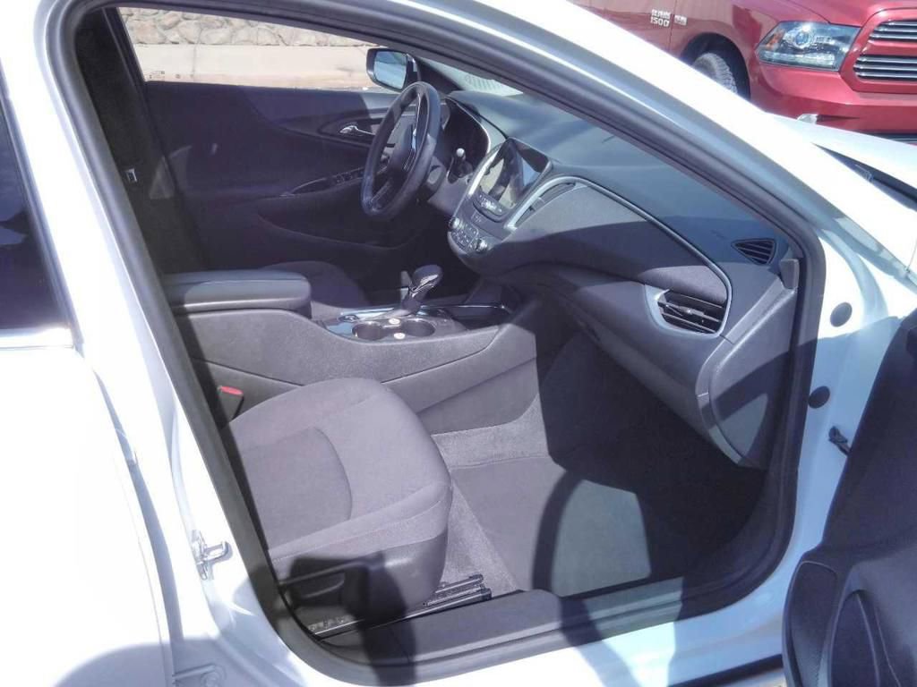 2024 Chevrolet Malibu 1LT photo 3