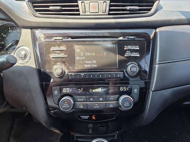 2017 Nissan Rogue SV photo 16