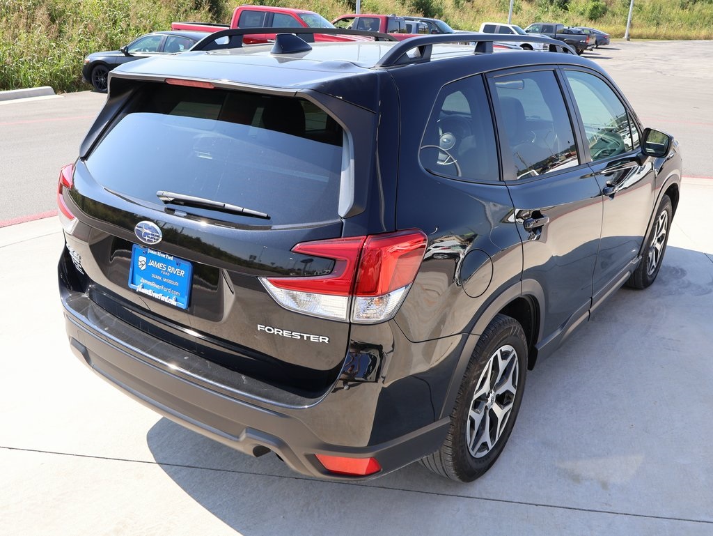 2023 Subaru Forester Premium photo 4