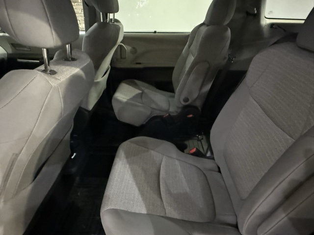 2022 Toyota Sienna LE photo 22