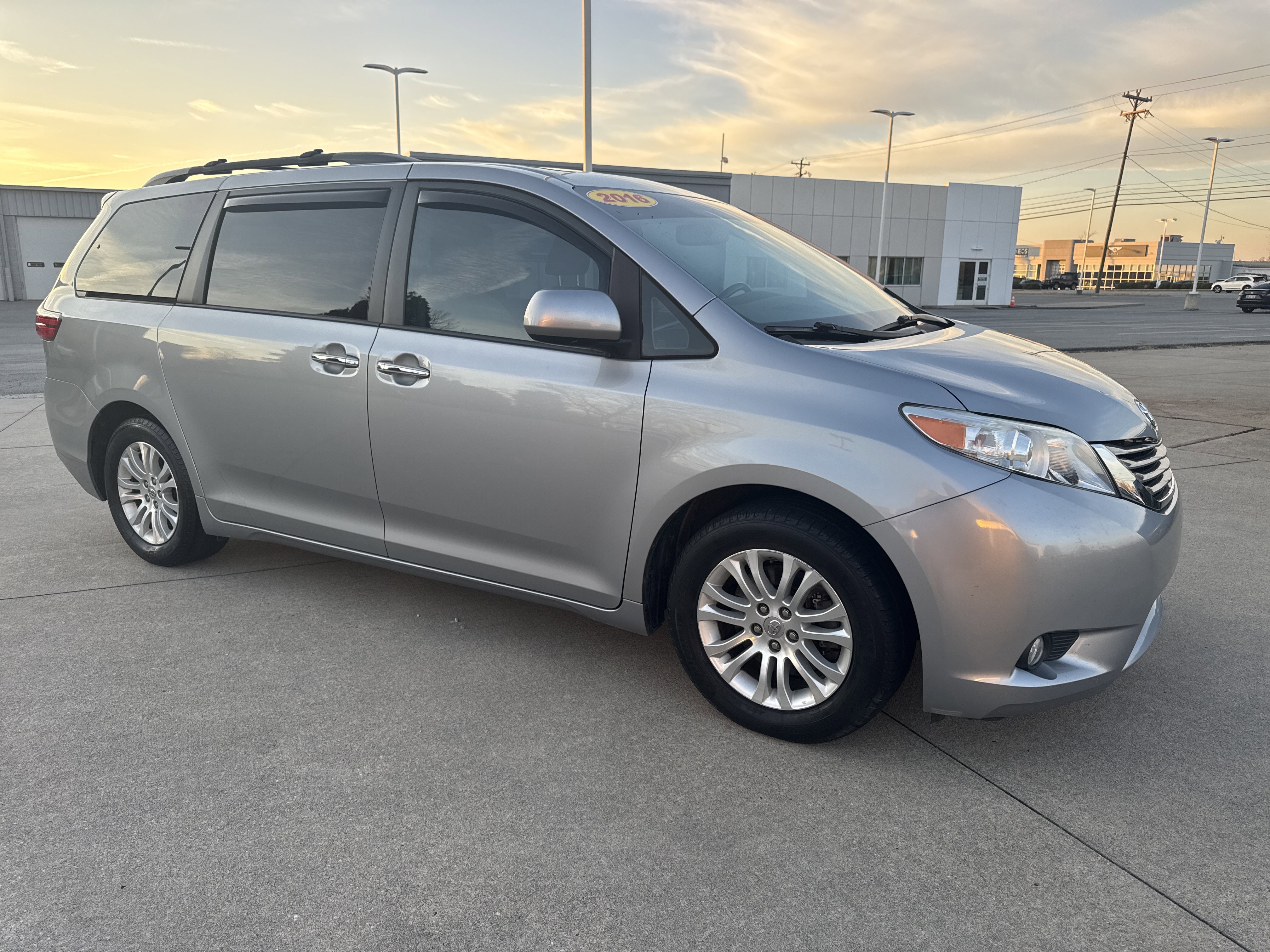 2016 Toyota Sienna XLE's photo
