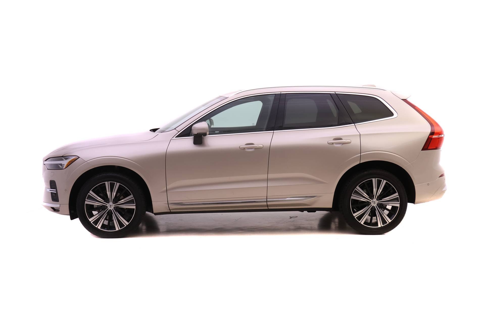 2023 Volvo XC60 B5 Plus photo 2