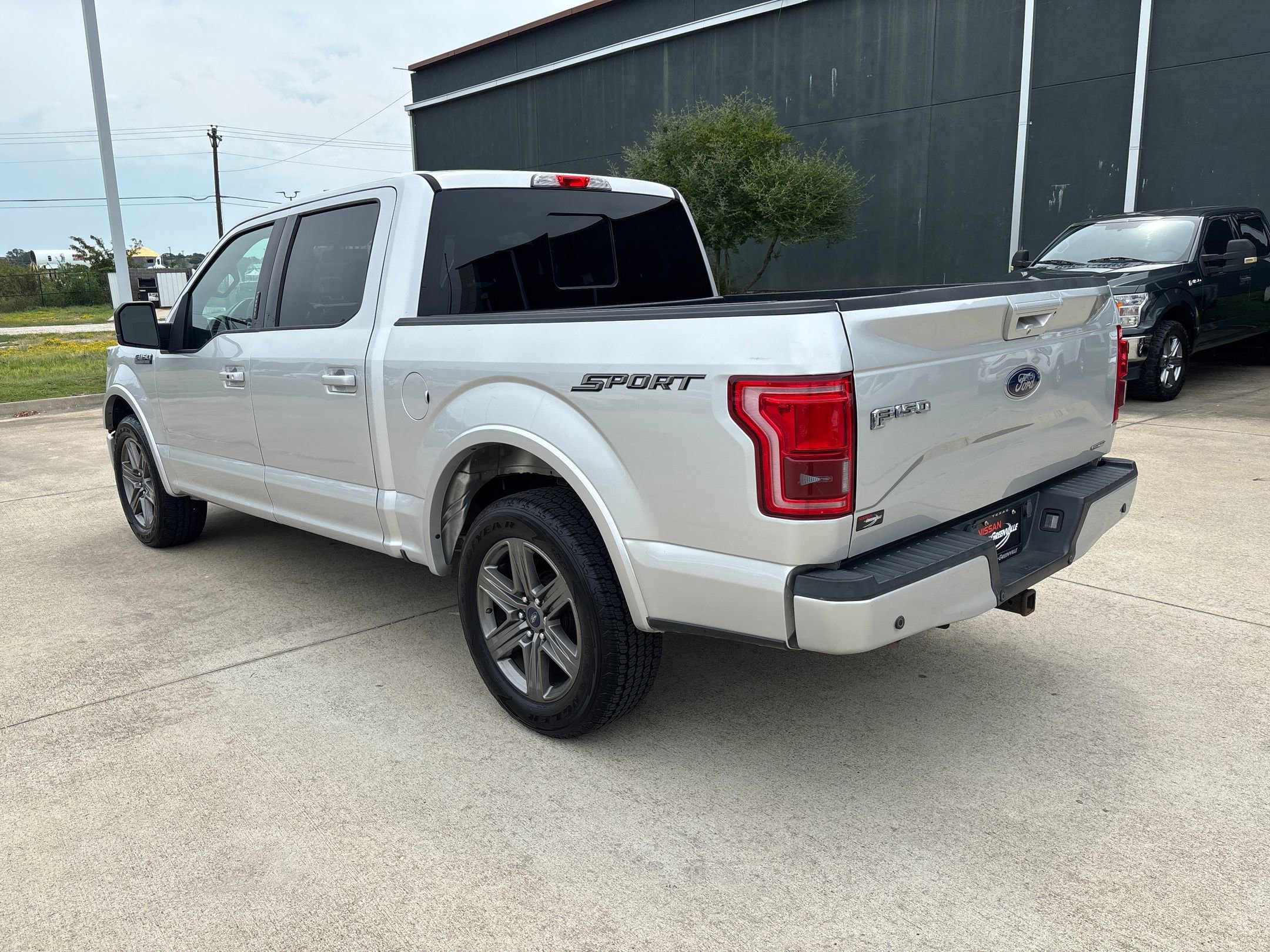 2016 Ford F-150 Lariat photo 2