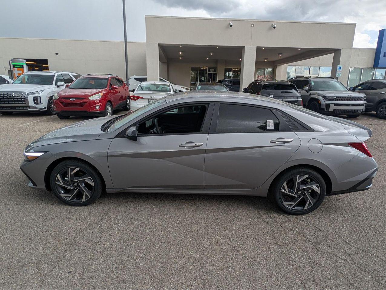 2025 Hyundai Elantra Hybrid SEL Sport photo 3