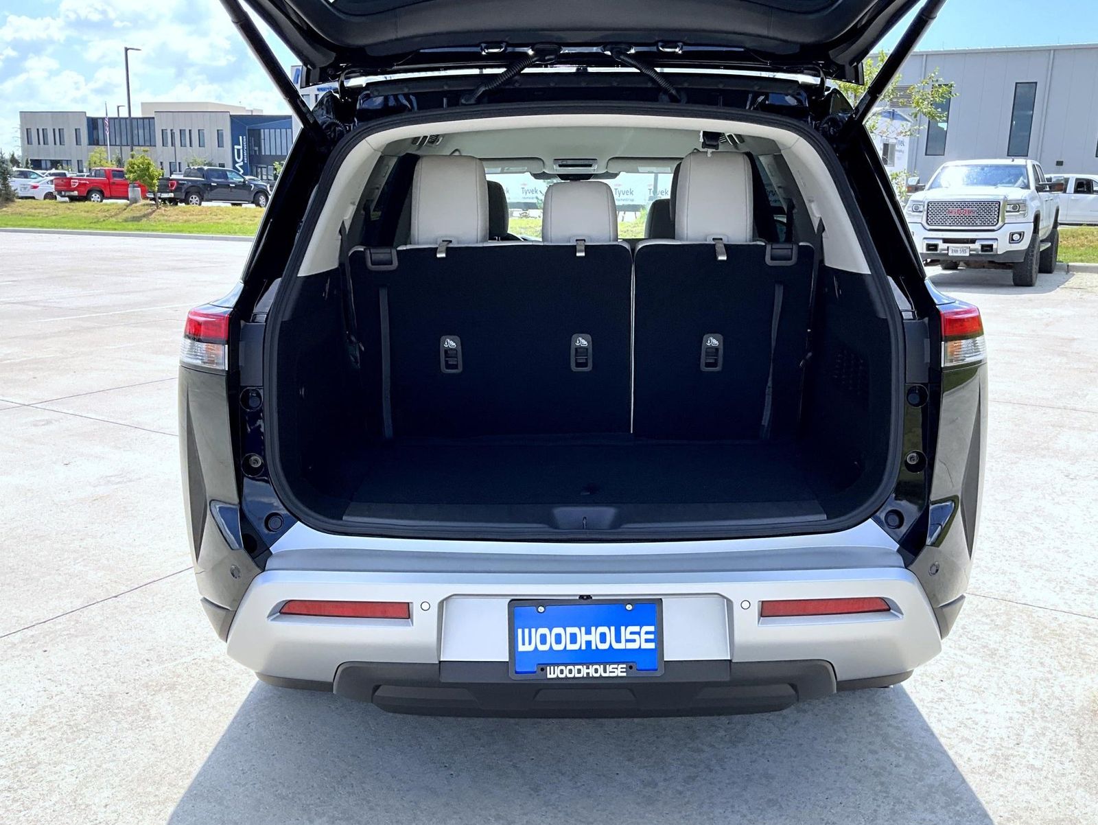 2025 Nissan Pathfinder SL photo 9