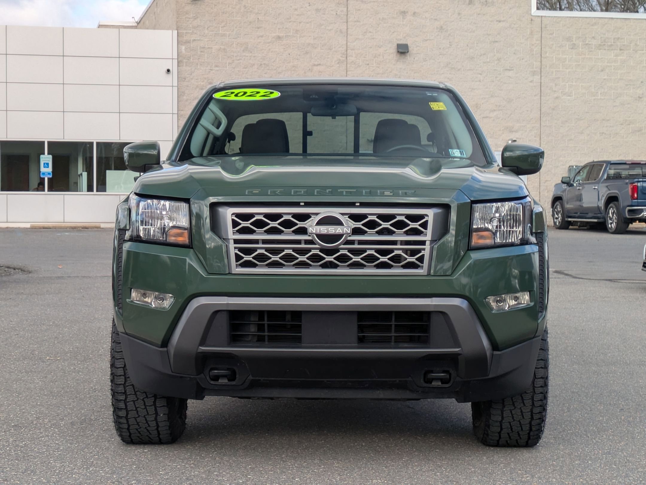 2022 Nissan Frontier SV photo 2