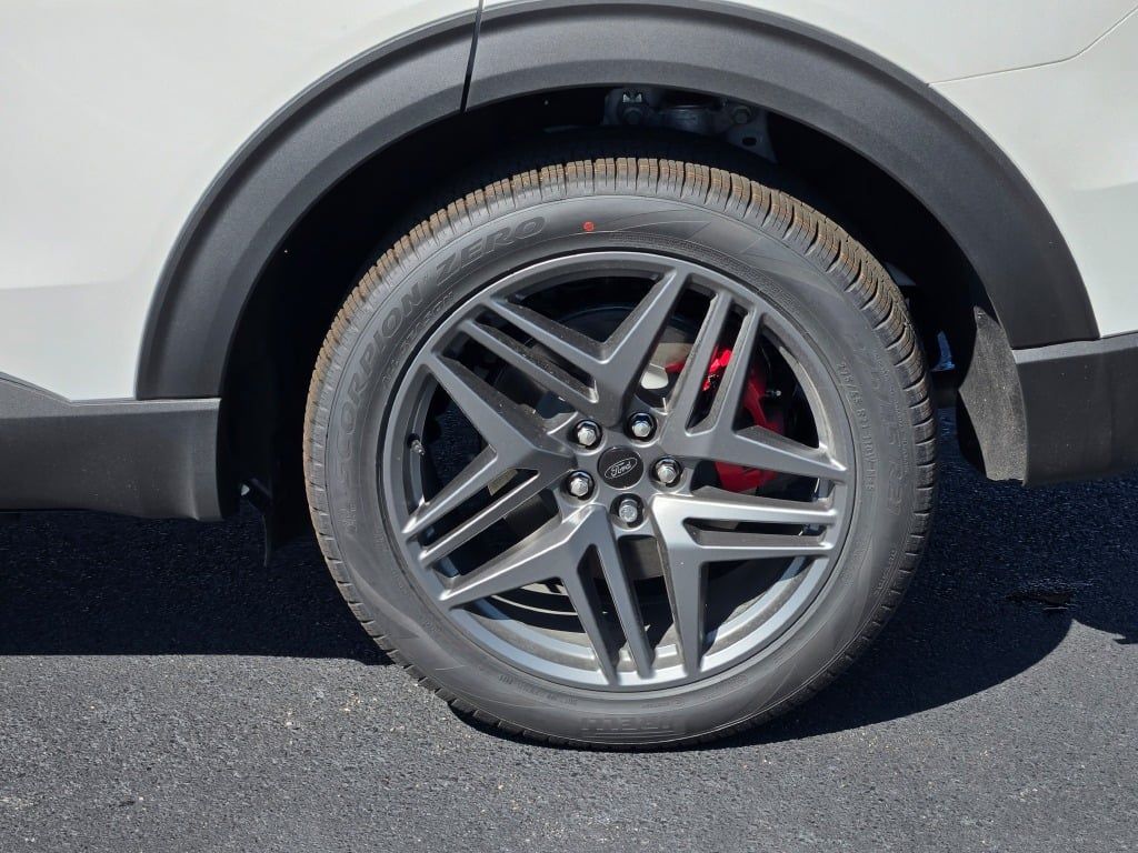2025 Ford Explorer ST photo 17