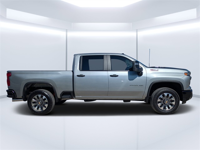 2025 Chevrolet Silverado 2500HD Custom photo 2