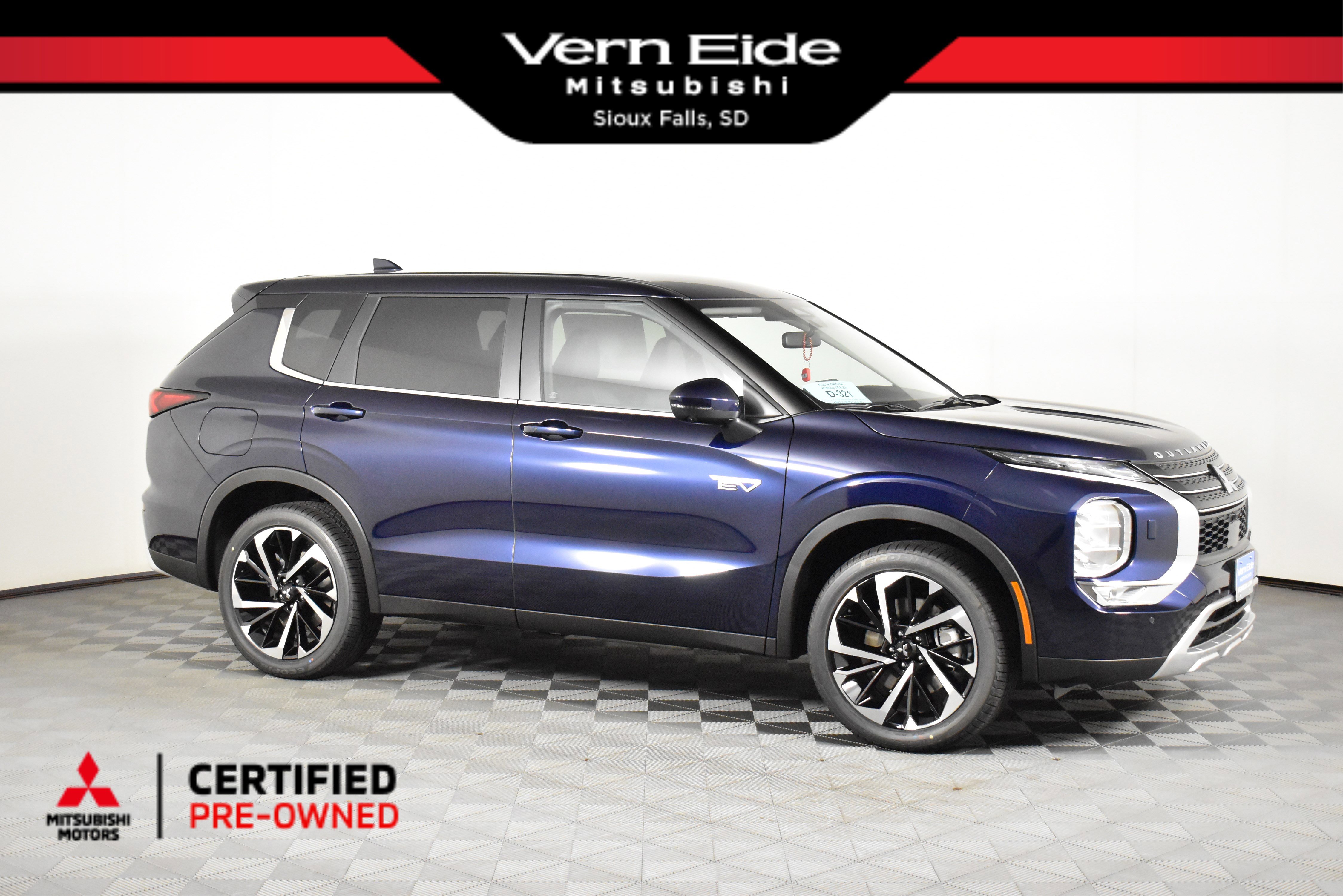 2025 Mitsubishi Outlander Plug-in Hybrid SE's photo