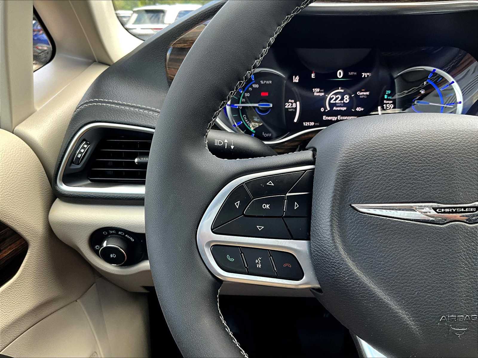 2023 Chrysler Pacifica Hybrid Limited photo 24