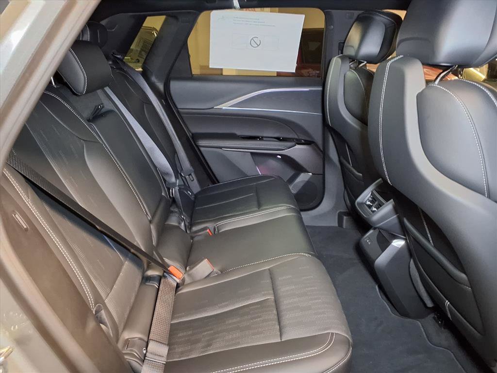 2025 Cadillac Lyriq Luxury photo 7