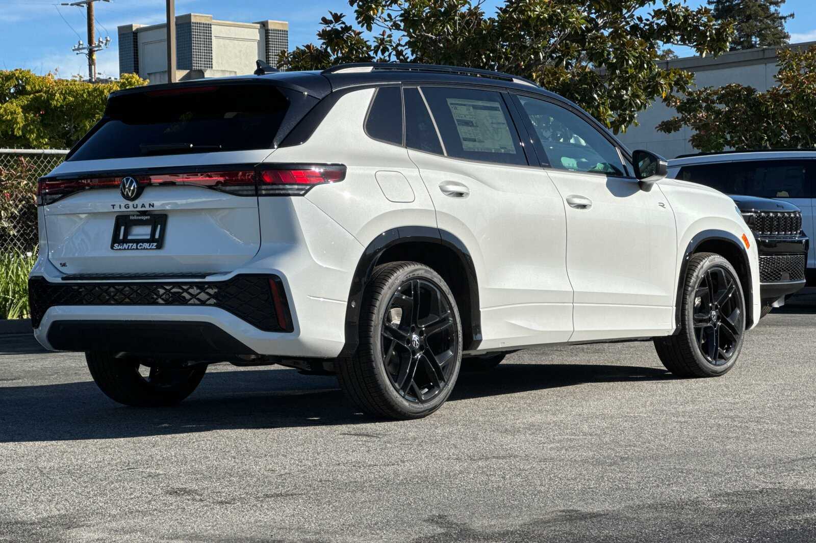 2026 Volkswagen Tiguan SE R-Line Black photo 4