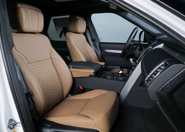 2026 Land Rover Discovery photo 3