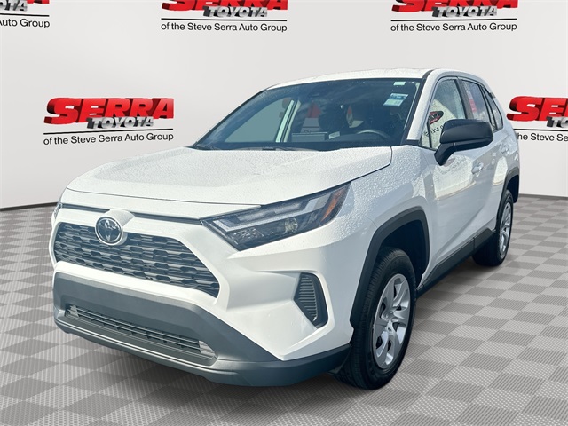 2025 Toyota RAV4 LE's photo