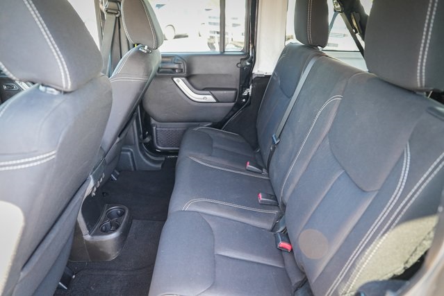 2015 Jeep Wrangler Unlimited Sahara photo 21