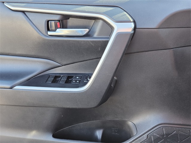2020 Toyota RAV4 XLE photo 22