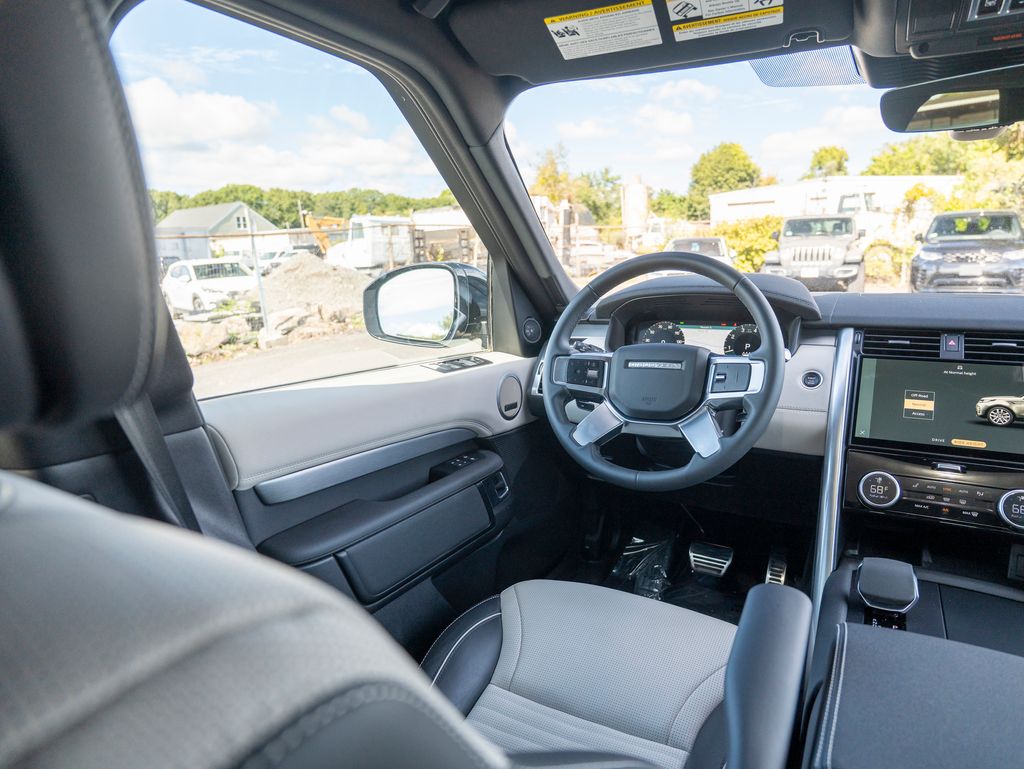 2024 Land Rover Discovery SE photo 17
