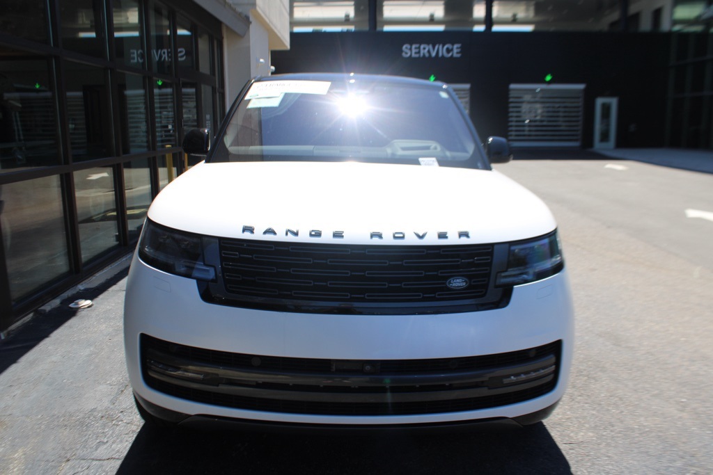 2023 Land Rover Range Rover SE photo 9