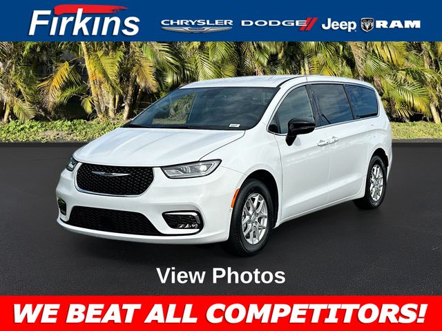 2025 Chrysler Pacifica Select's photo