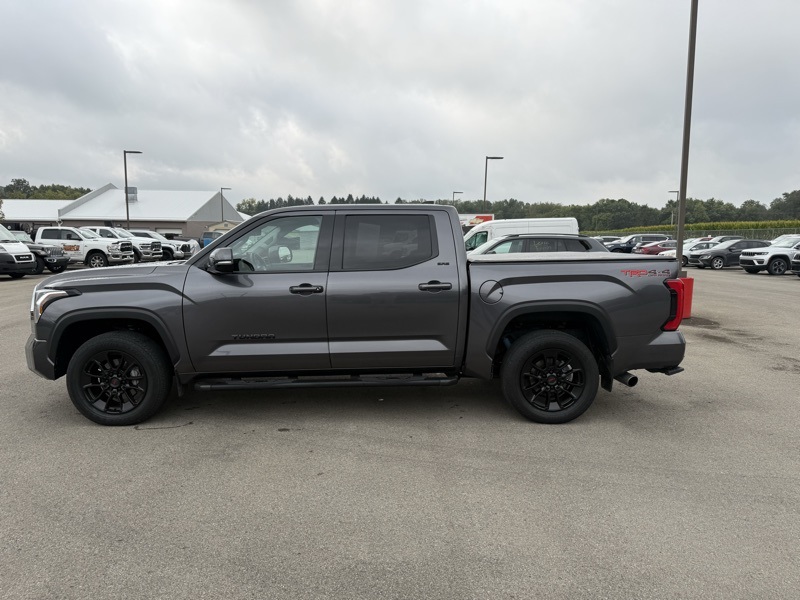 2023 Toyota Tundra SR5 CrewMax photo 8