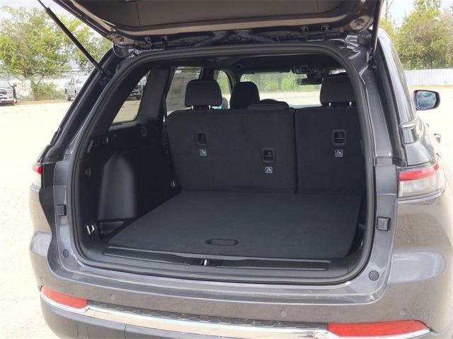 2025 Jeep Grand Cherokee Laredo Altitude photo 23