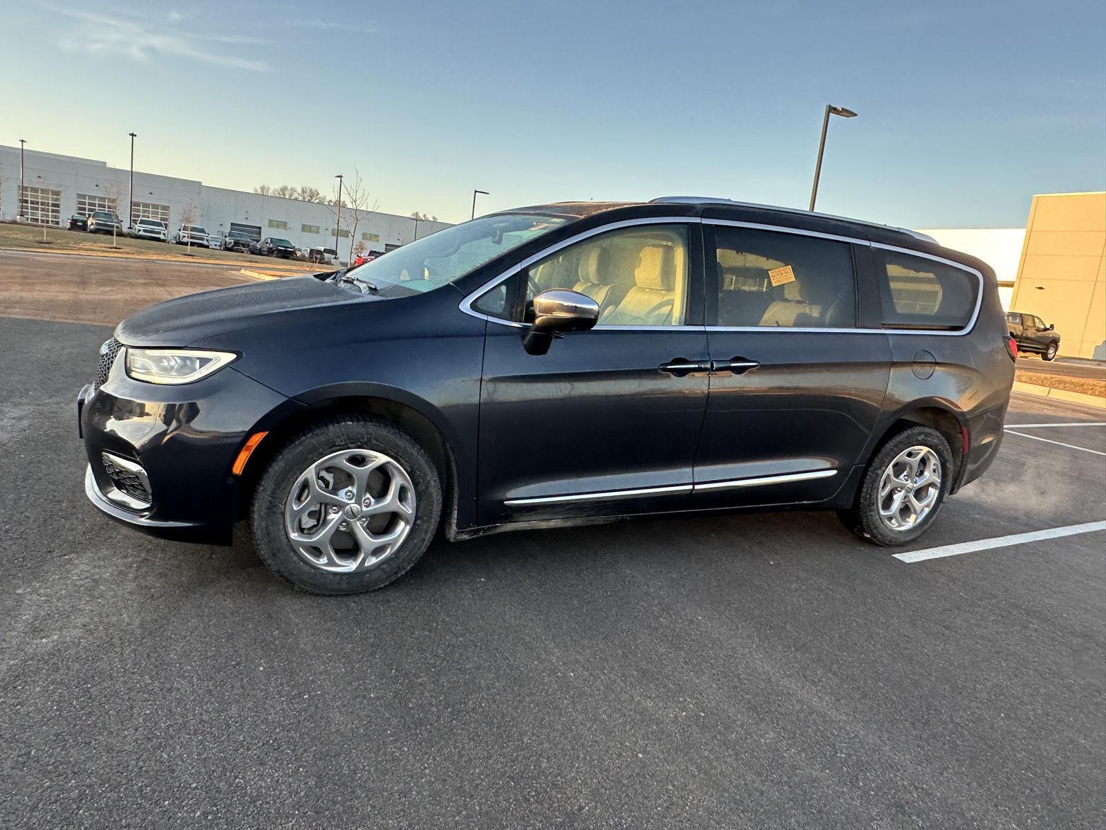 Used 2021 Chrysler Pacifica Limited with VIN 2C4RC3GG1MR573178 for sale in Kansas City