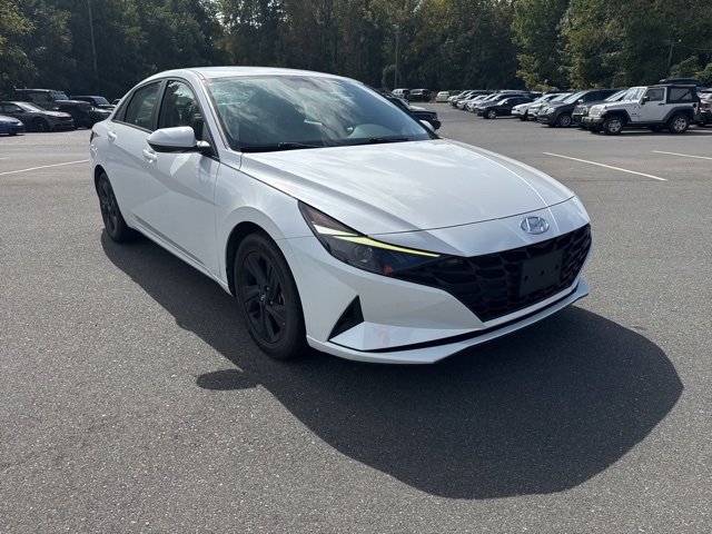 2021 Hyundai Elantra SEL photo 3