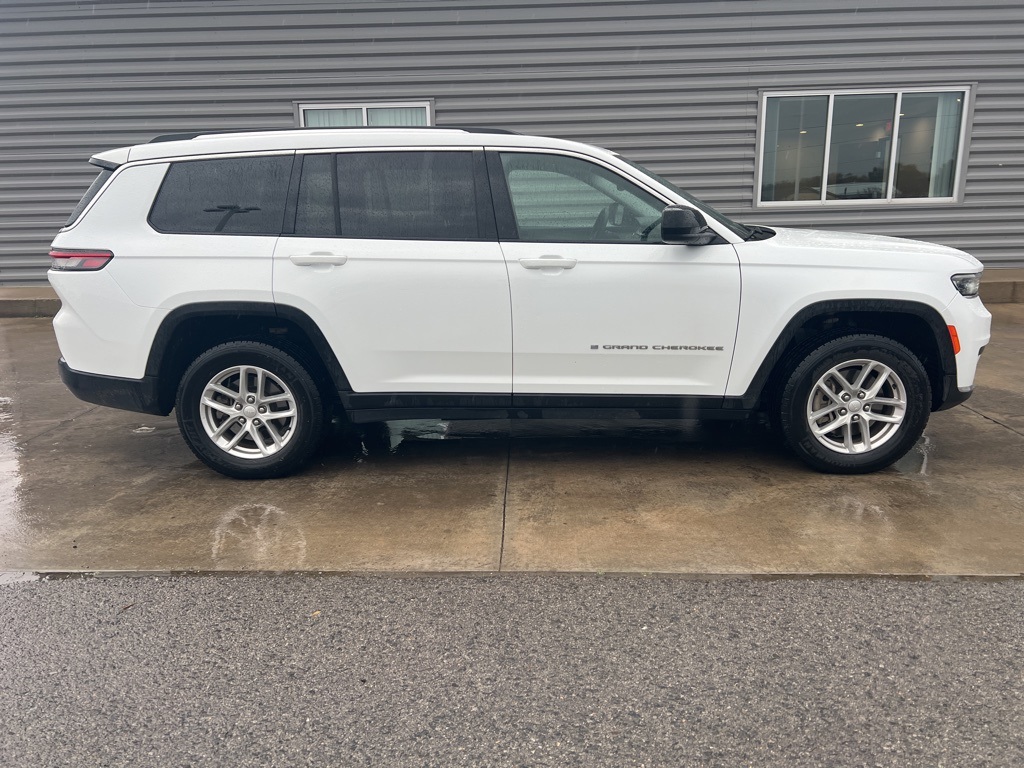 2023 Jeep Grand Cherokee Laredo Altitude photo 3