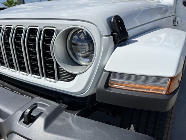 2025 Jeep Wrangler Sahara photo 13