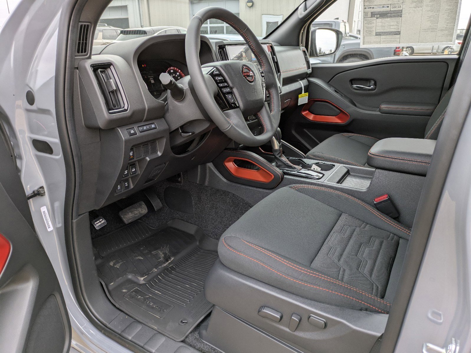 2025 Nissan Frontier PRO-4X photo 2