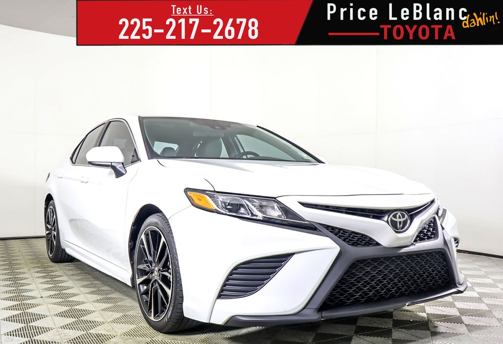 2020 Toyota Camry SE's photo