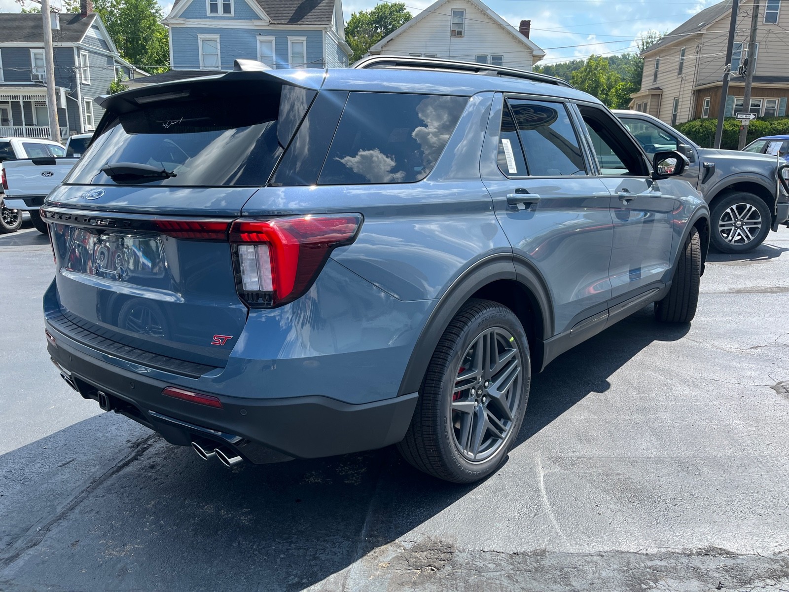 2025 Ford Explorer ST photo 3