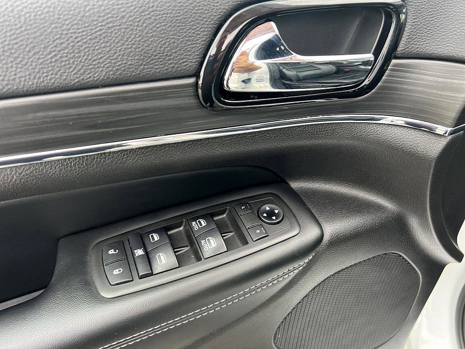 2021 Jeep Grand Cherokee Anniversary Edition photo 17