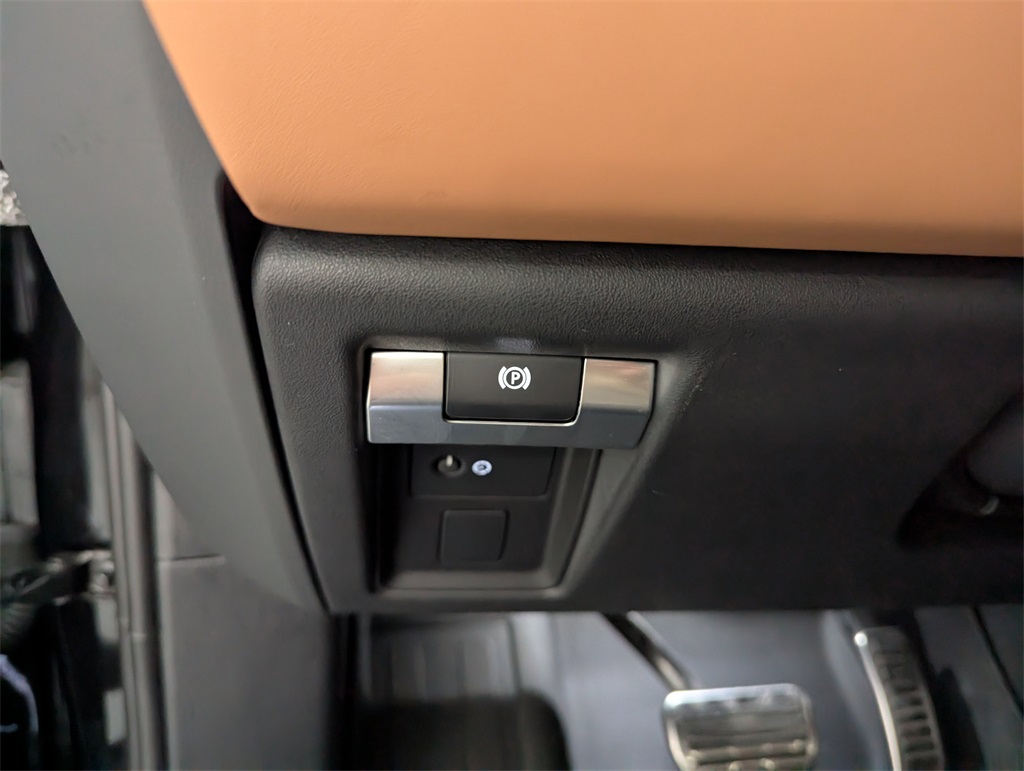 2023 Land Rover Defender 110 photo 16