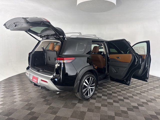 2025 Nissan Pathfinder Platinum photo 16