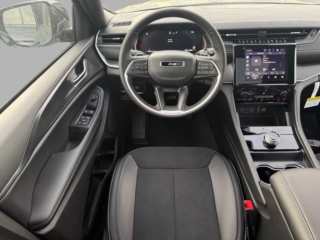 2025 Jeep Grand Cherokee Altitude photo 4