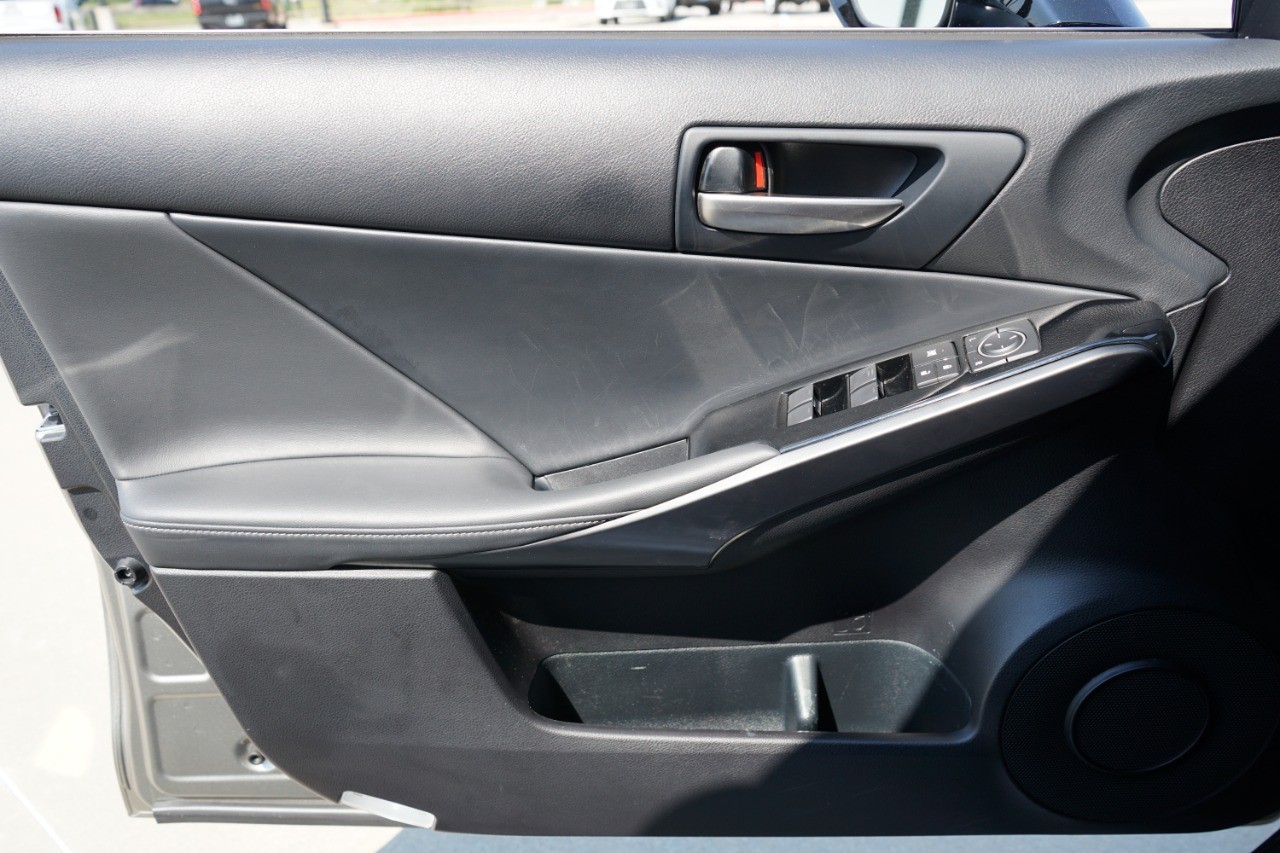 2023 Lexus IS 300 photo 21