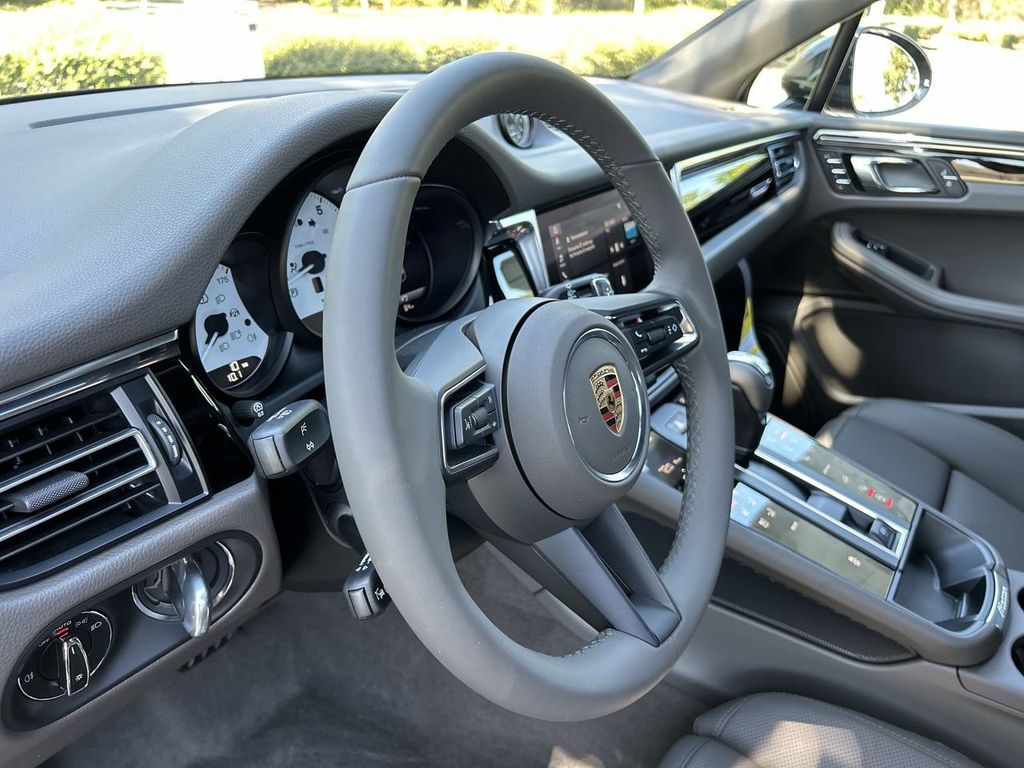 2025 Porsche Macan Base photo 18
